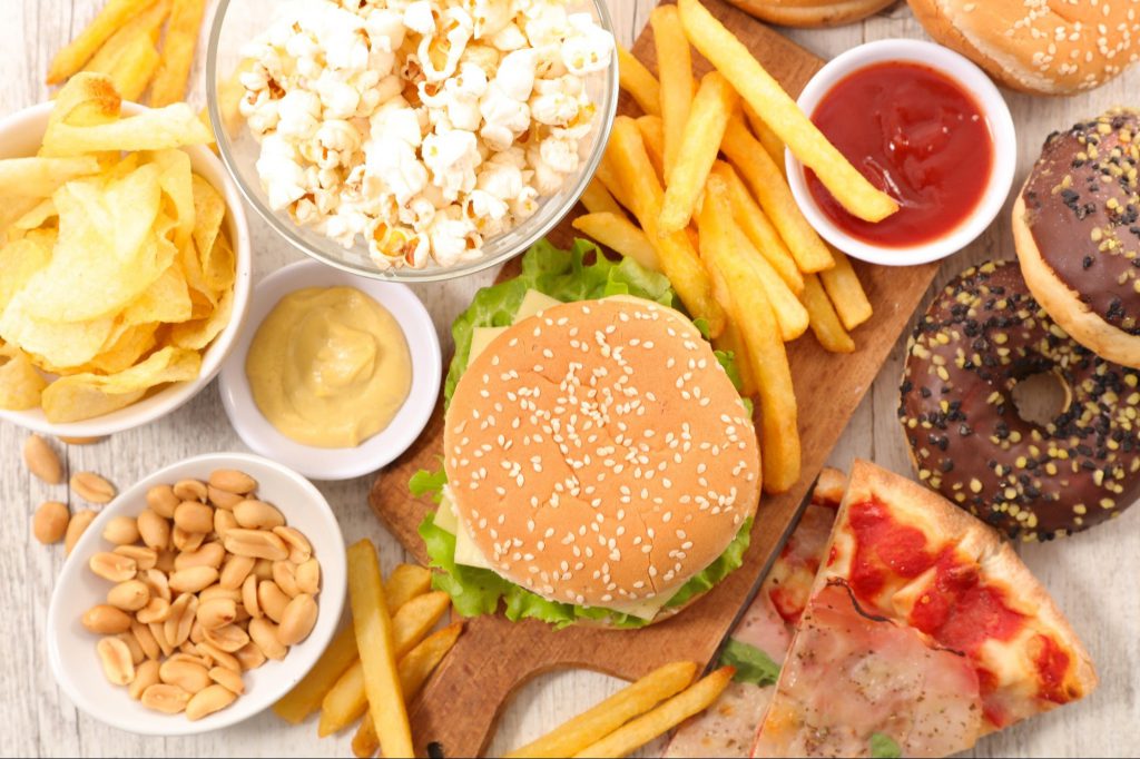 Estudios recientes sugieren que el cuerpo procesa peor los alimentos durante la noche | Imagen: Depositphotos.com