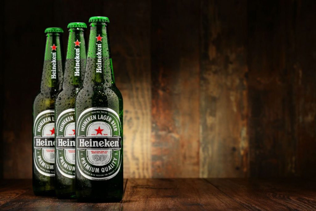Etiqueta verde clásica de Heineken, adoptada en 1954 y parte esencial de su identidad global | Imagen: Depositphotos.com