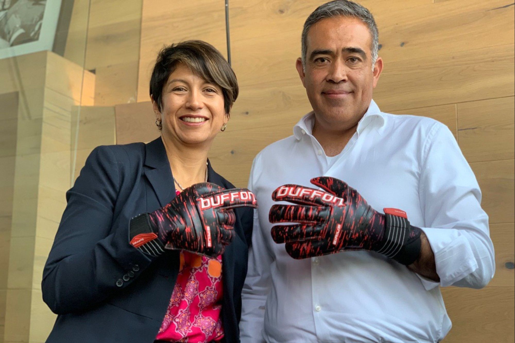 El mexicano que hace sus propios guantes de portero y juega contra Adidas y  Nike - Emprendedor