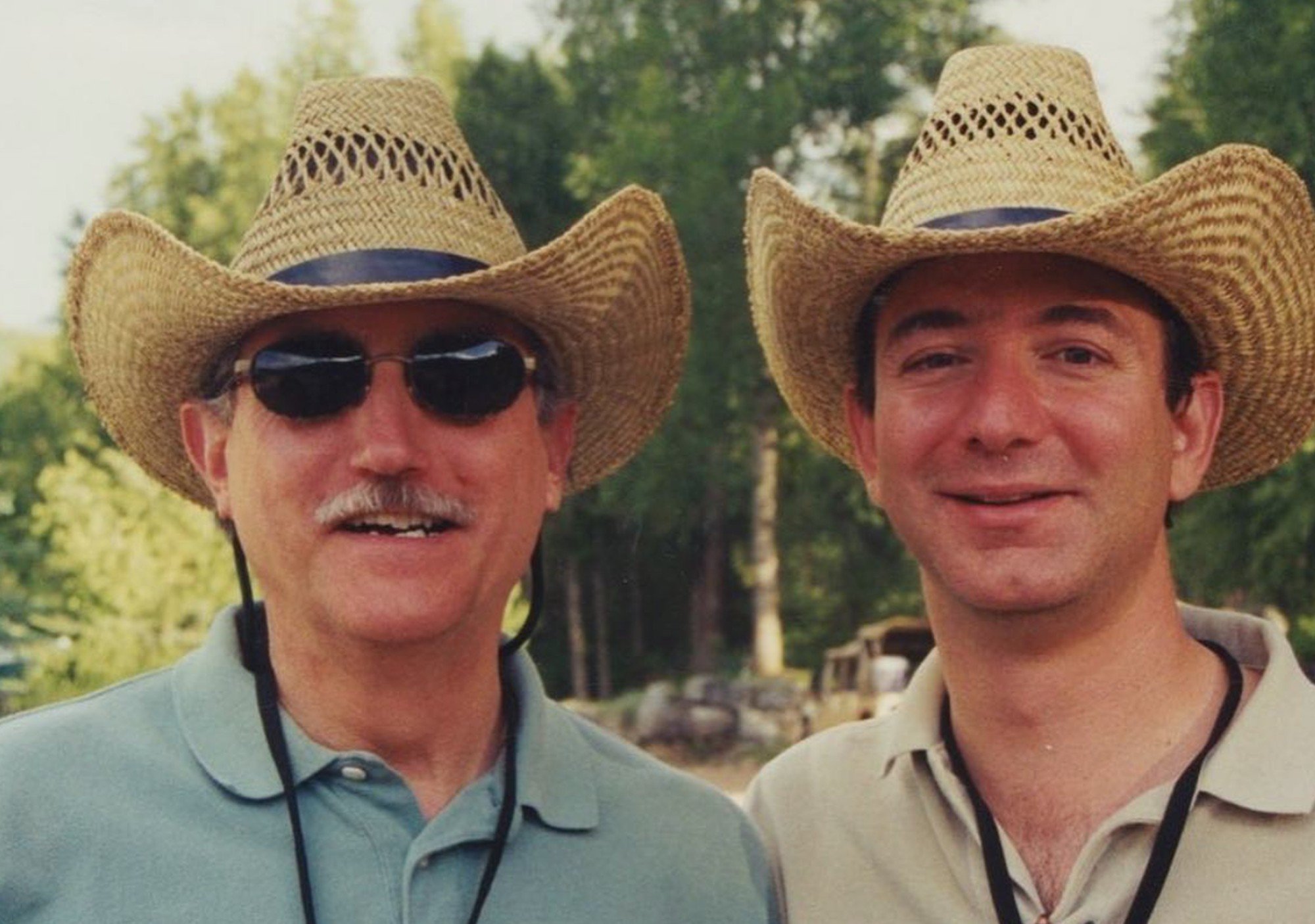 Jeff y Mike Bezos.