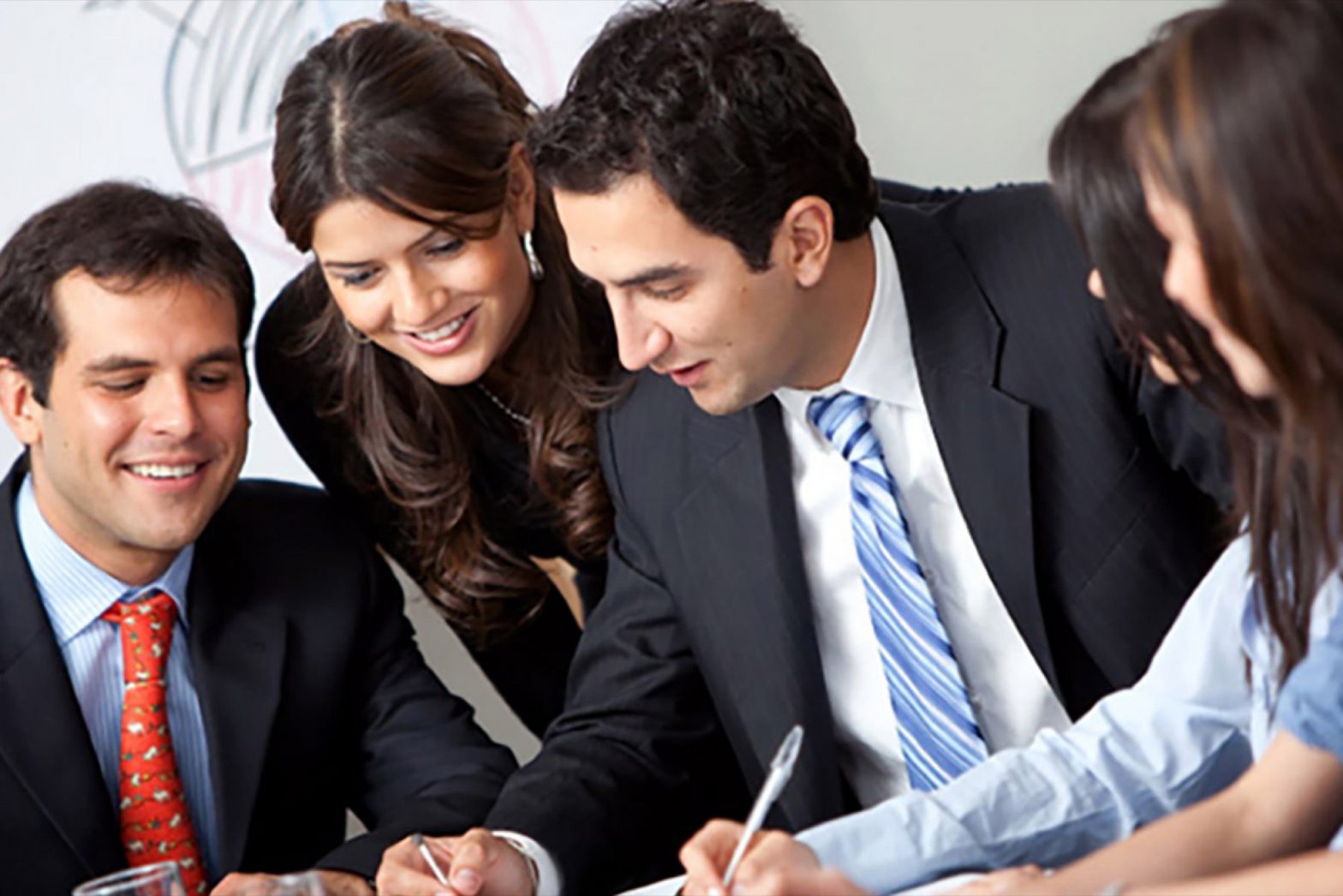 Un RH estratégico traduce cultura, datos y liderazgo en decisiones de negocio medibles.