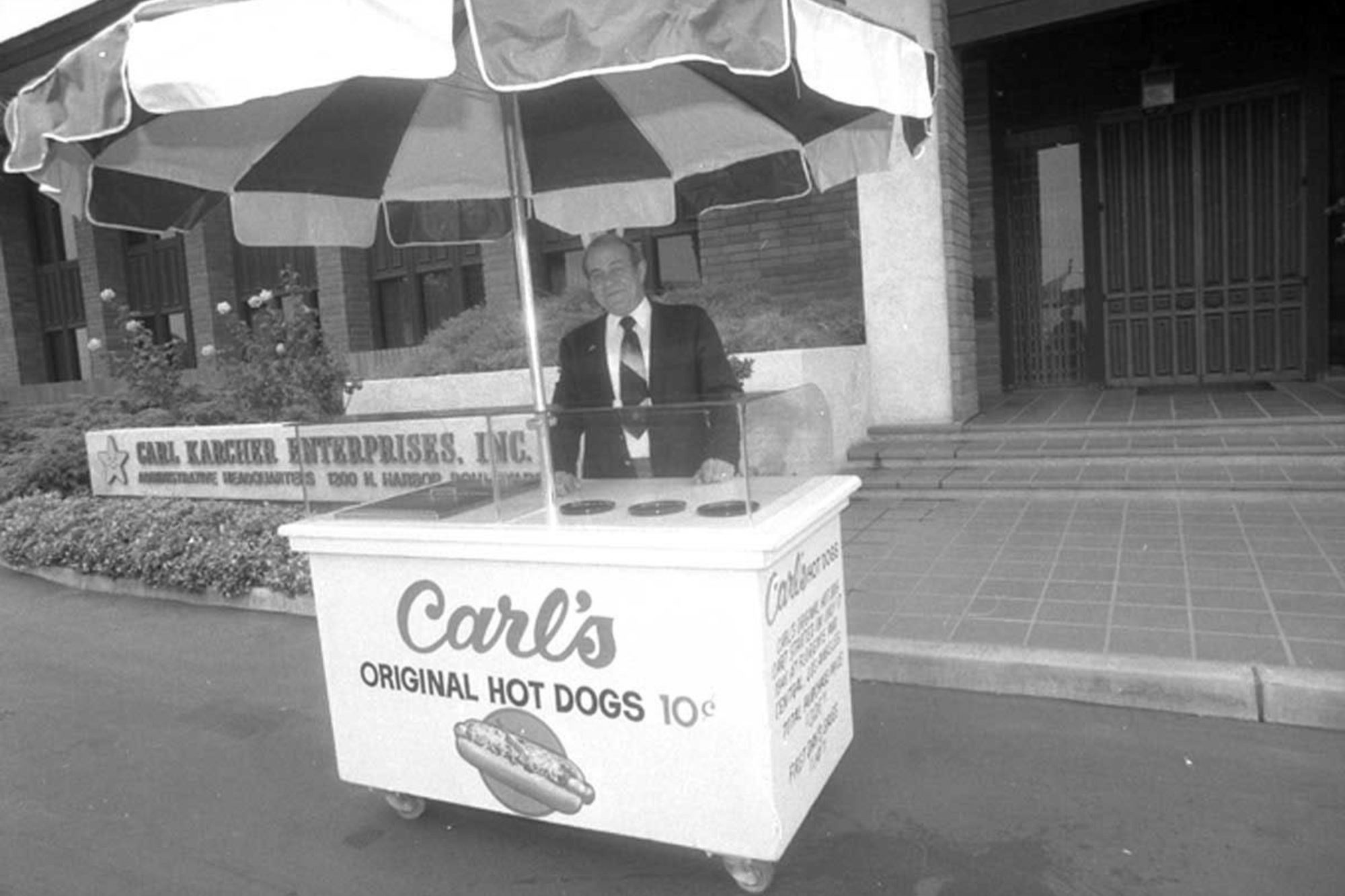 con-15-d-lares-y-un-puesto-de-hot-dogs-carl-karcher-fund-carl-s-jr