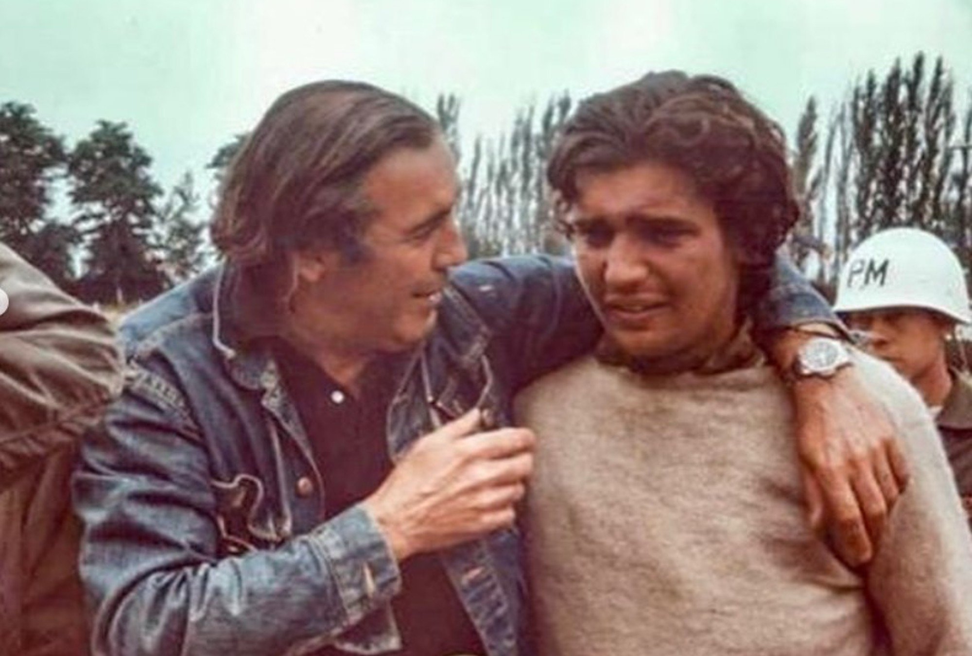 Carlitos Páez con su padre, el pintor Carlos Páez Vilaró, quien nunca abandonó la búsqueda de los sobrevivientes de los Andes.