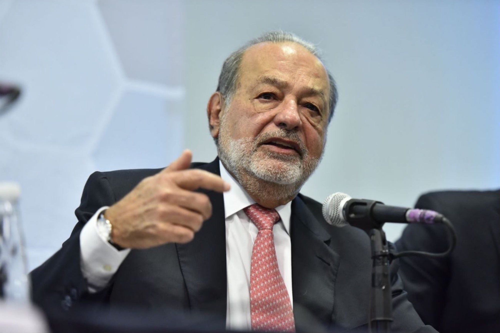 Telmex lleva años en "números rojos", dice Carlos Slim.