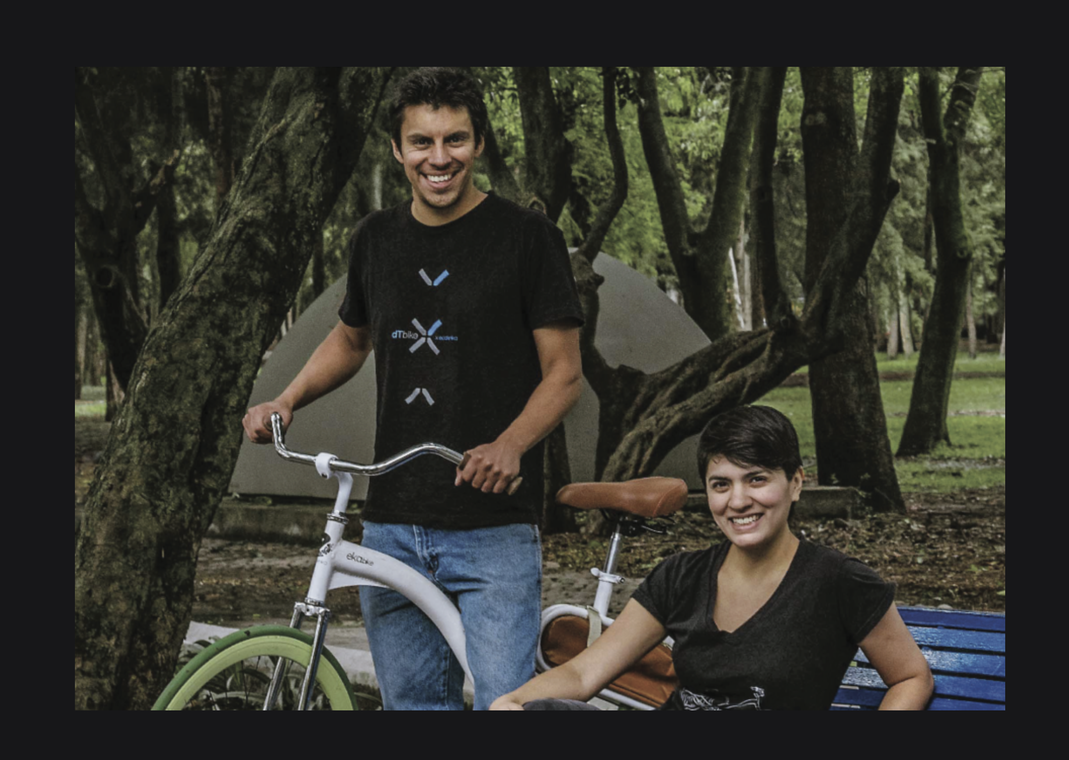 Amadeo Medina y Vanessa Valencia y una bicicleta de Ecotenka.
