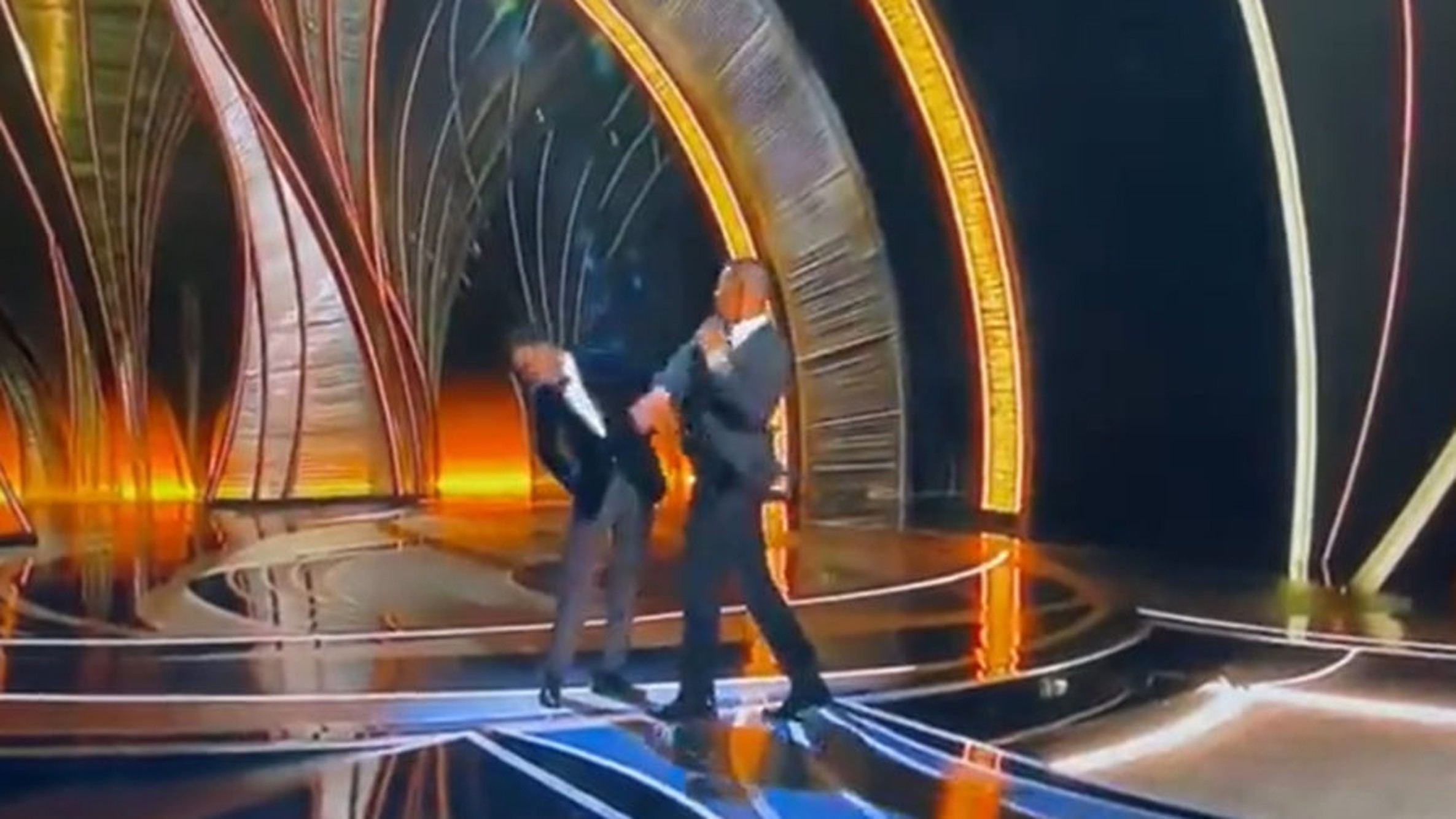 Will Smith subió al escenario y cacheteó a Chris Rock en los Oscar 2022.