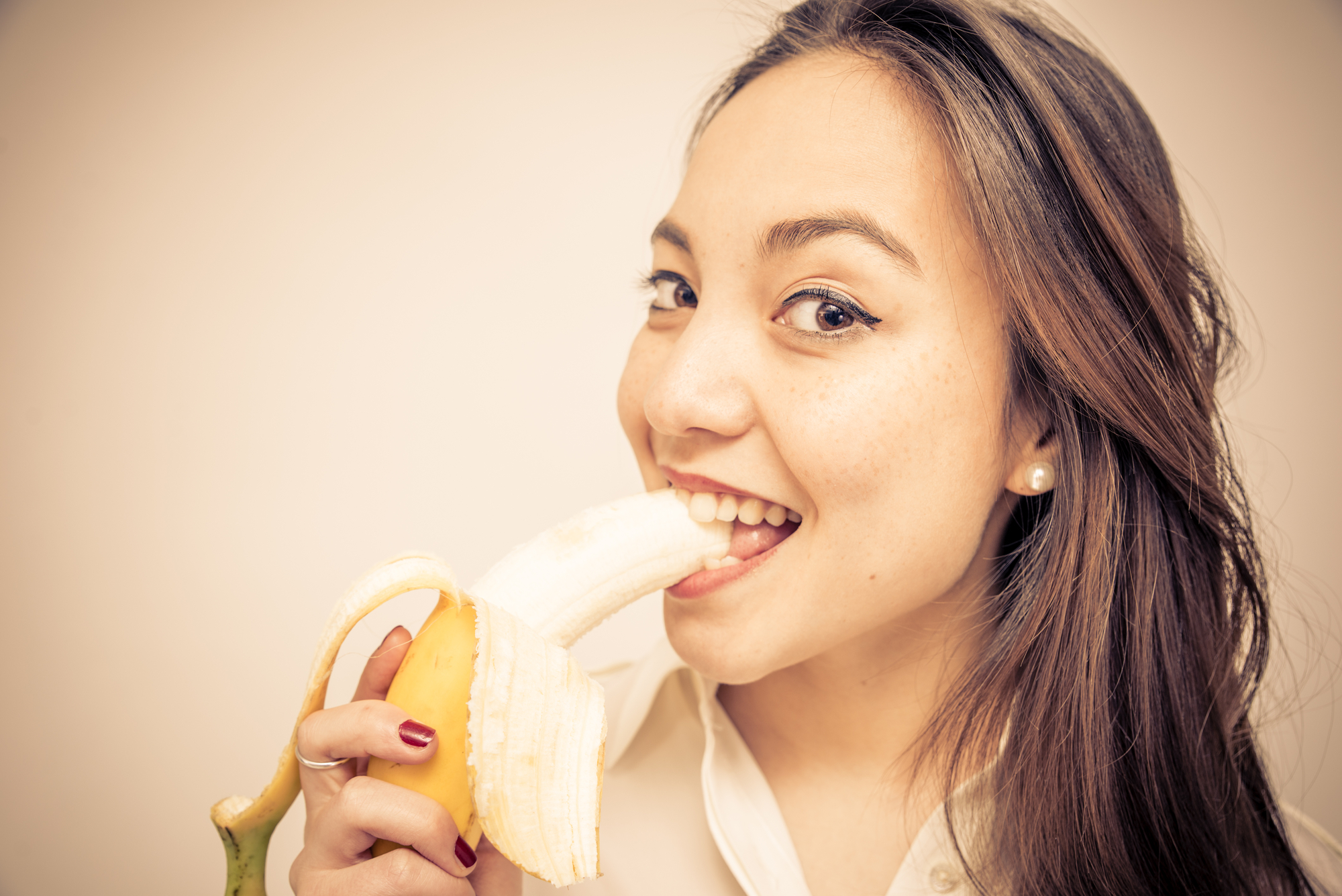Comer un plátano puede ayudarte con la acidez estomacal.