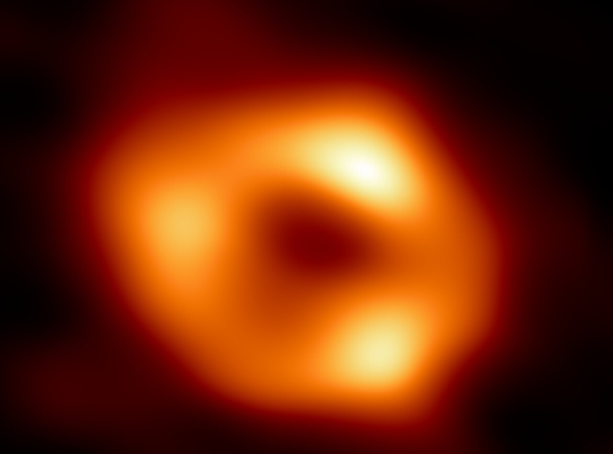 La imagen del agujero negro Sagitario A* confirma en parte la teoría de la relatividad.