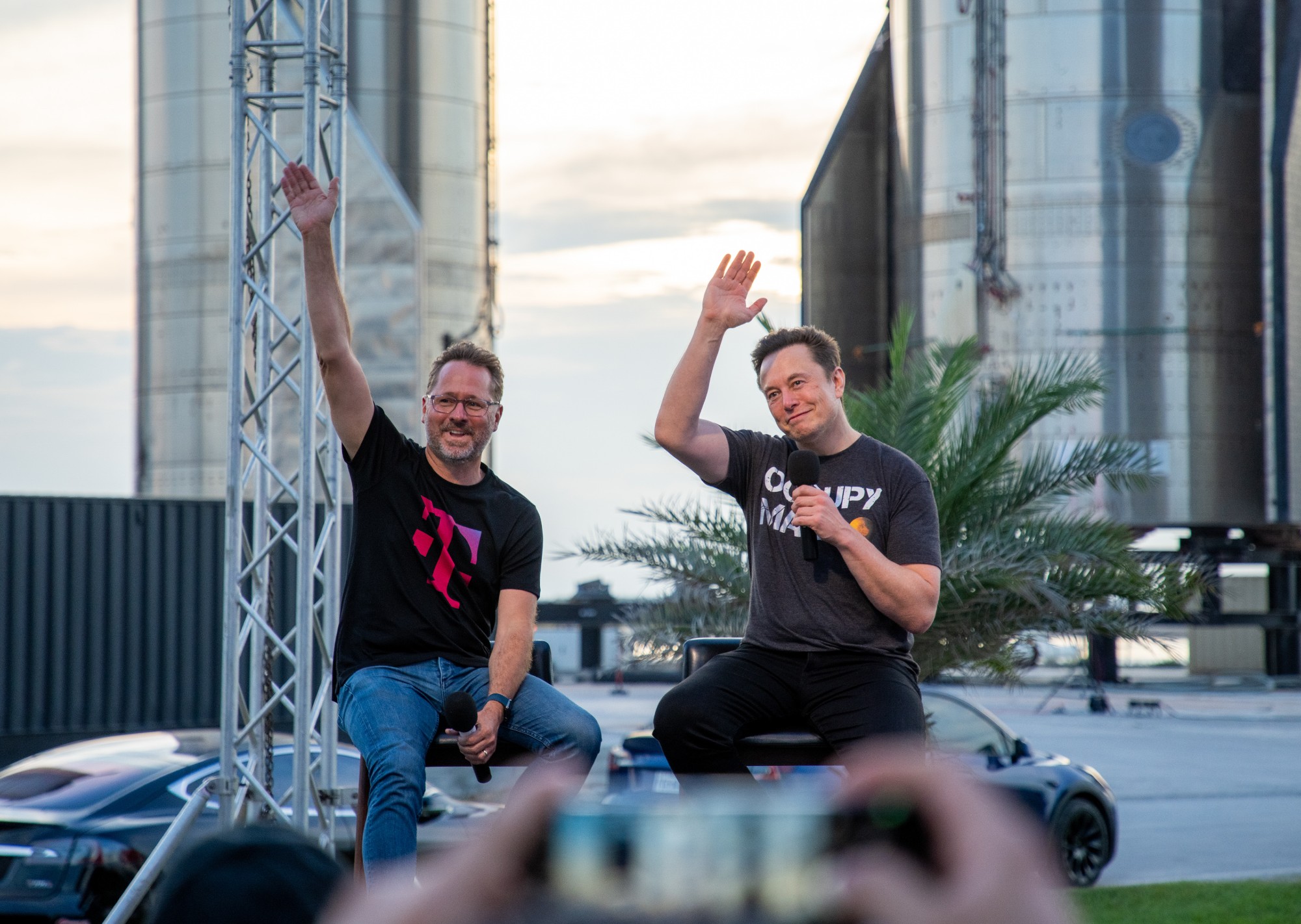 Los CEO de SpaceX y T-Mobile, Elon Musk y Mike Sievert.