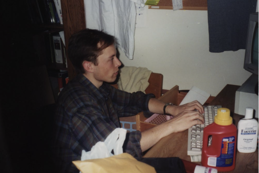 Fotos que muestran cómo se veía Elon Musk en los años 90 cuando era