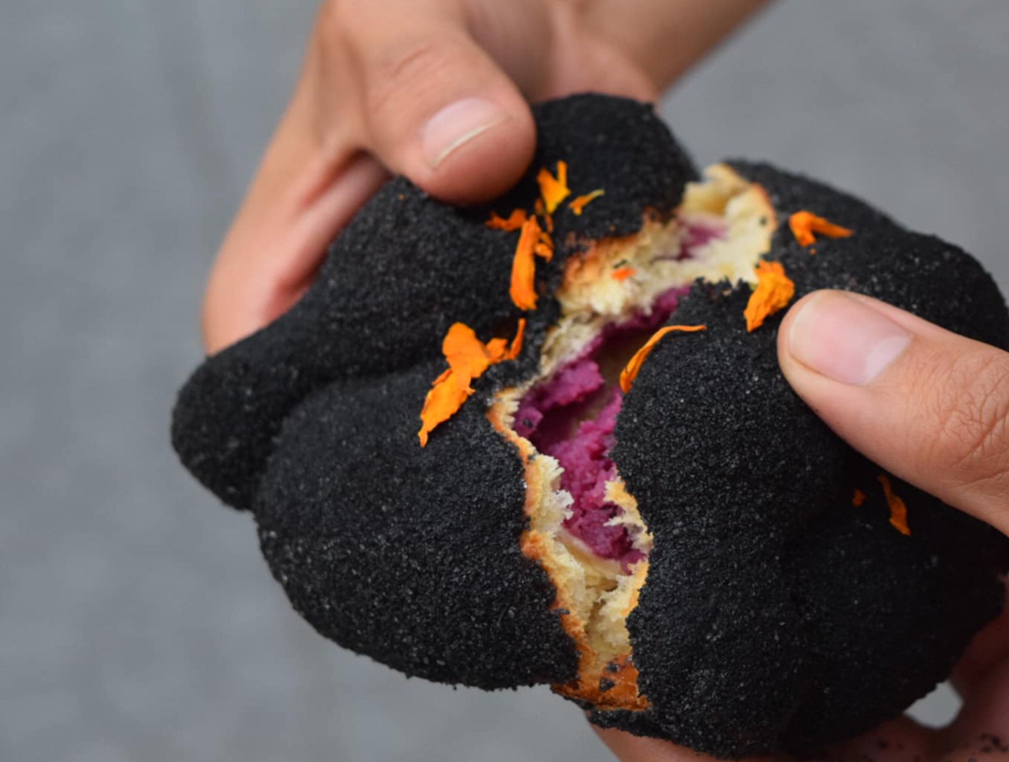 Xolo Cafetería hace este pan de muerto negro con ceniza de totomoxtle.