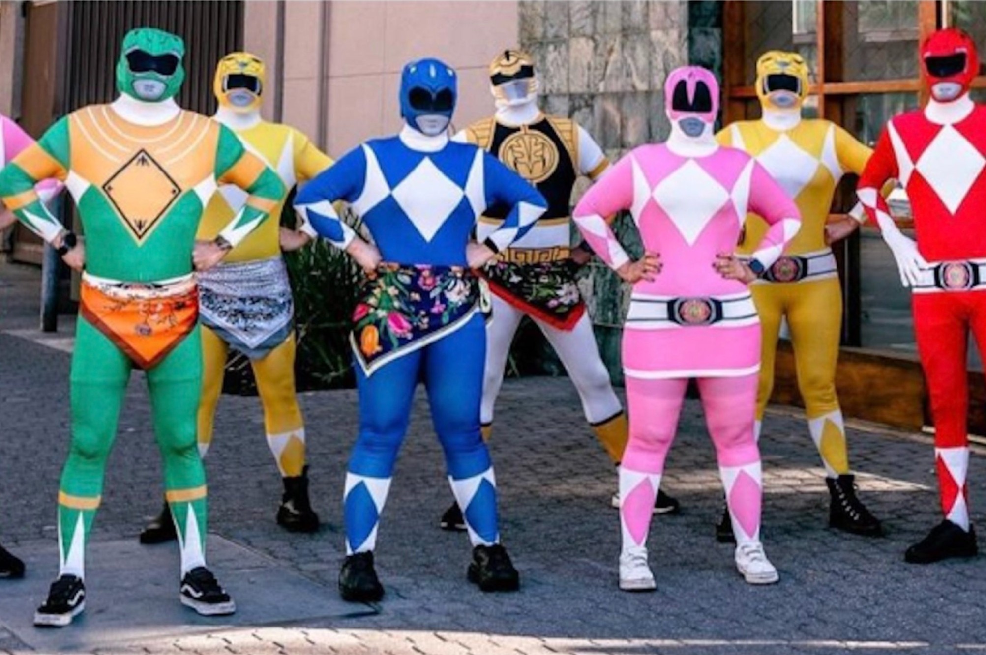 Staff en NōKA Ramen con sus atuendos de Power Rangers.