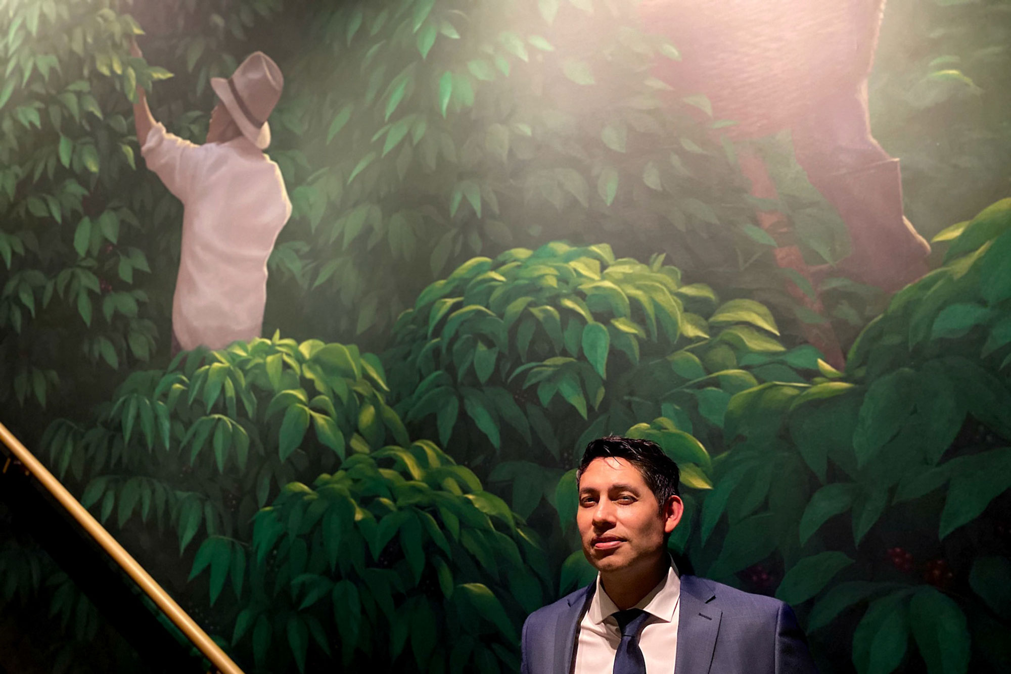 ¿Conoces a Eulojio Ortega? Este es el mexicano que pintó el mural del Starbucks más grande del mundo