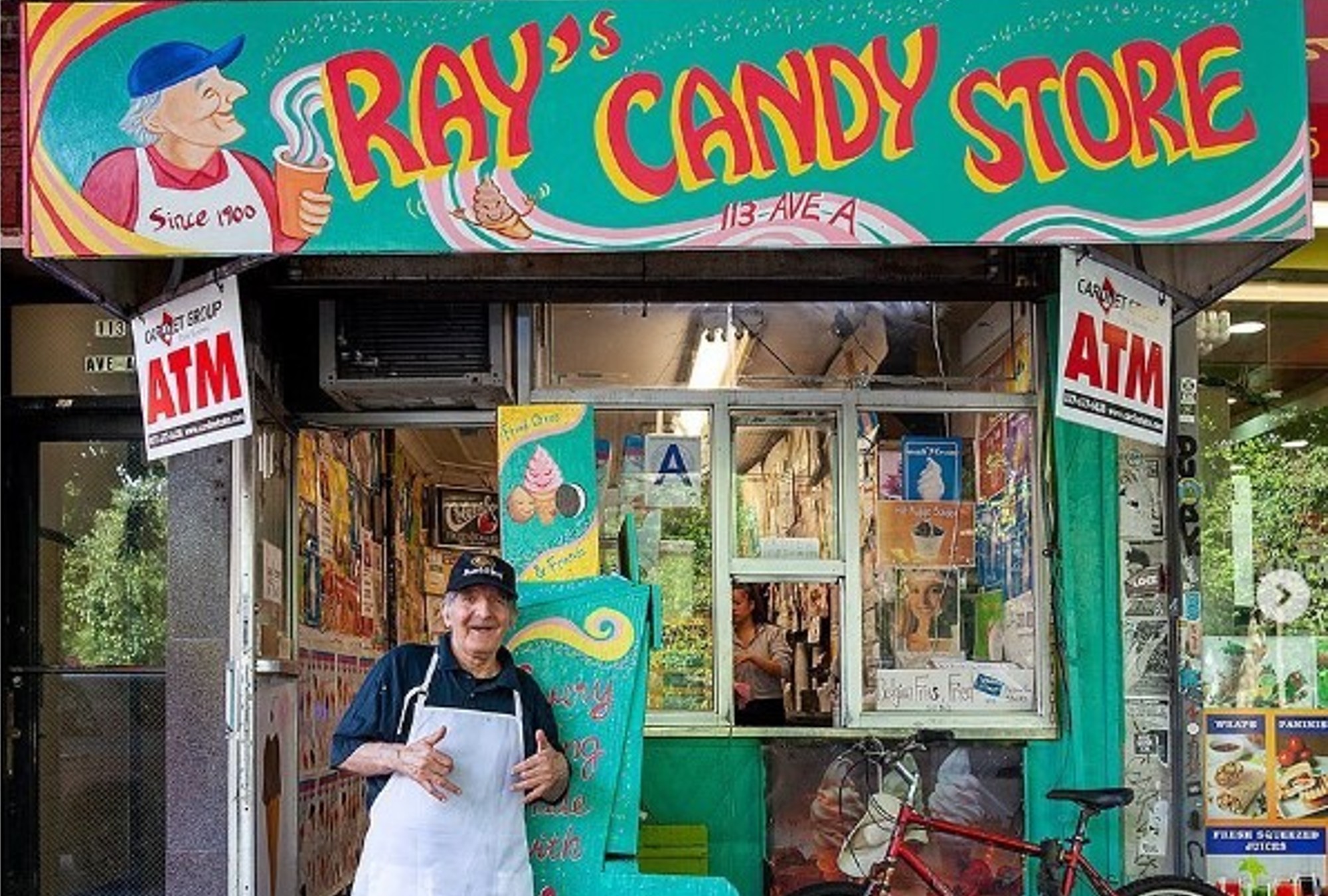 Ray Ávarez abrió su tienda en los años 70.