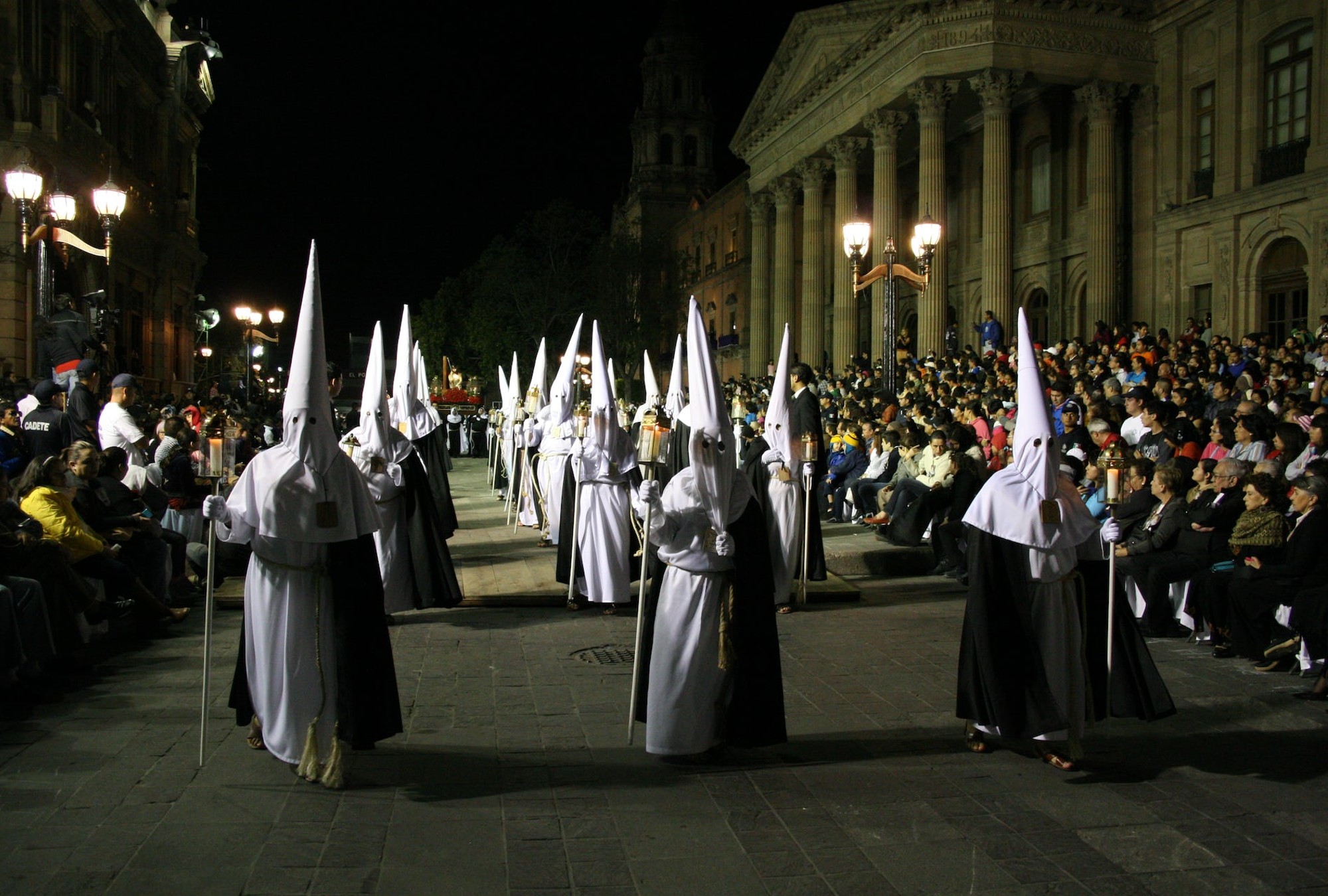 El turismo religioso en dos ciudades: Sevilla y San Luis Potosí.