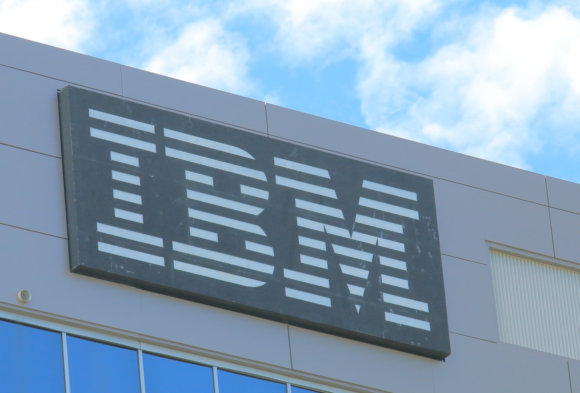 IBM en crisis: paralización de contrataciones por IA.
