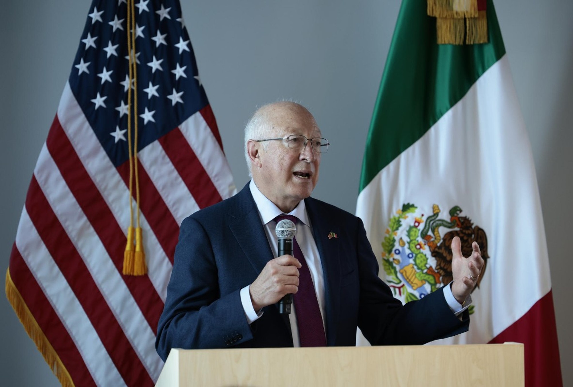 El embajador estadounidense Ken Salazar habla a las emprendedoras mexicanas.