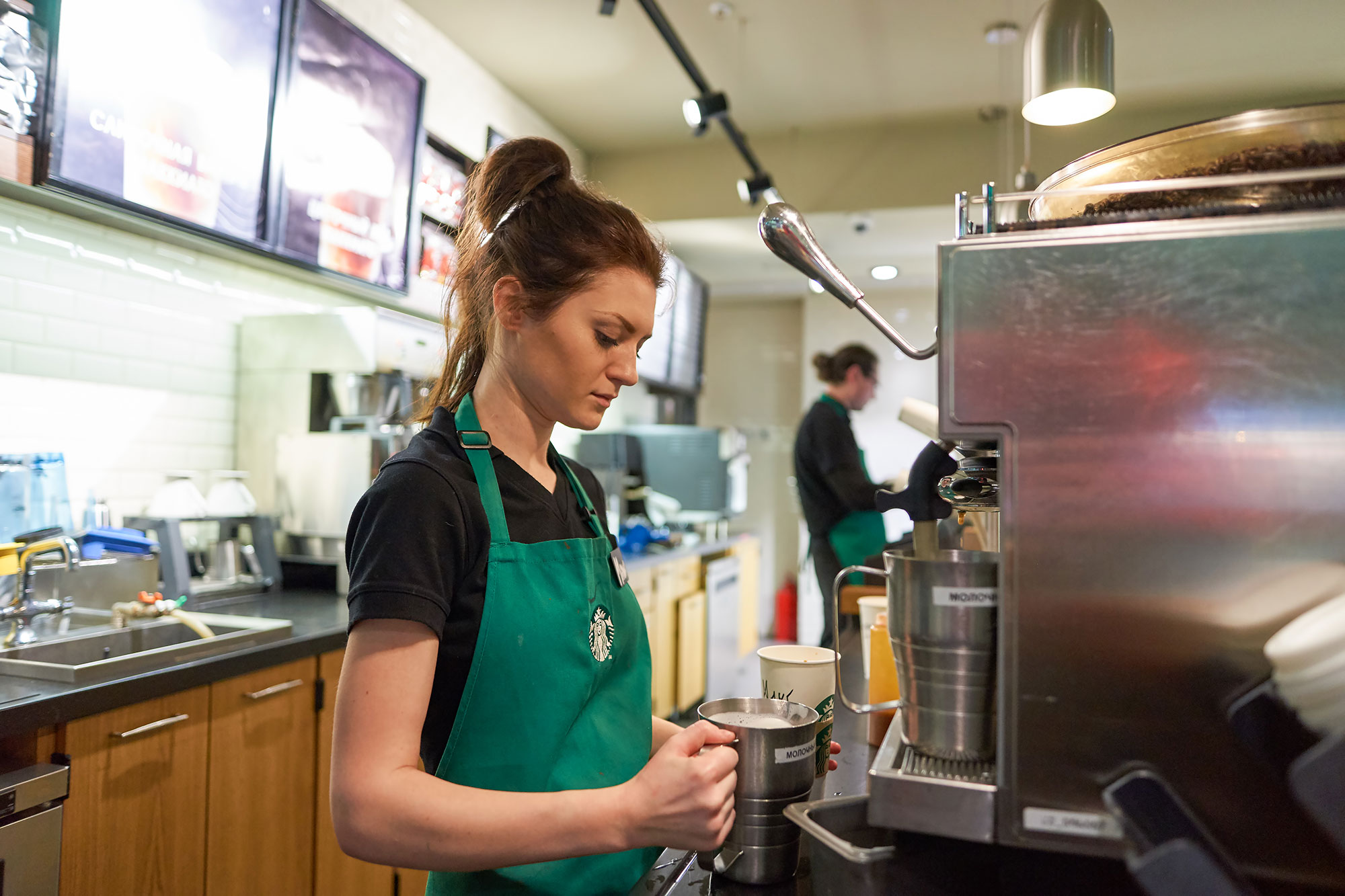 Starbucks pagará suma millonaria a exempleada que dice que la despidieron por ser blanca