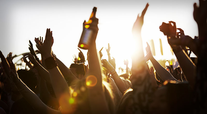 Revelan que la generación Z bebe menos alcohol en conciertos y la vida en general