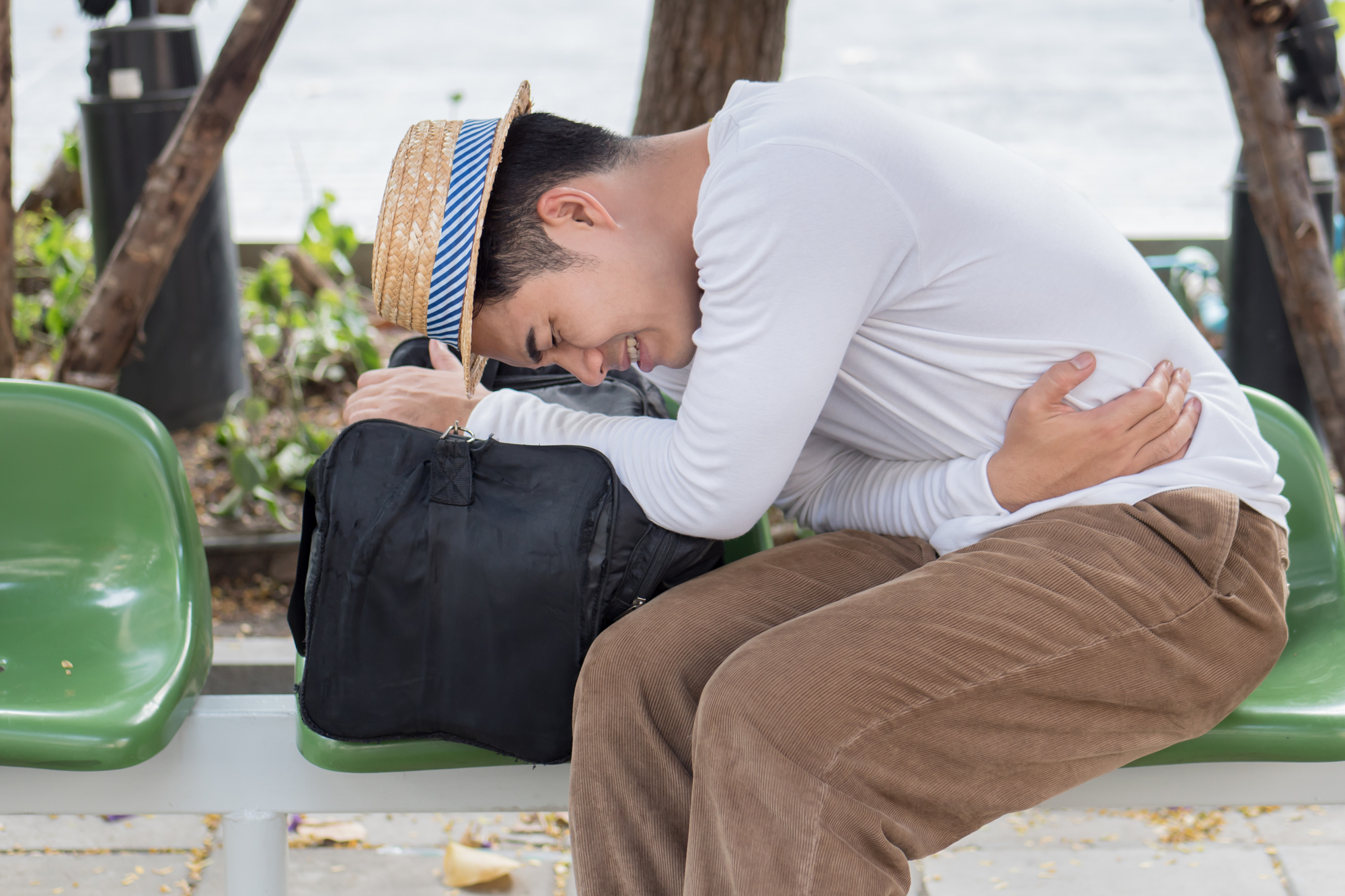 Estos malos hábitos afectan tu estómago mientras estás de viaje.