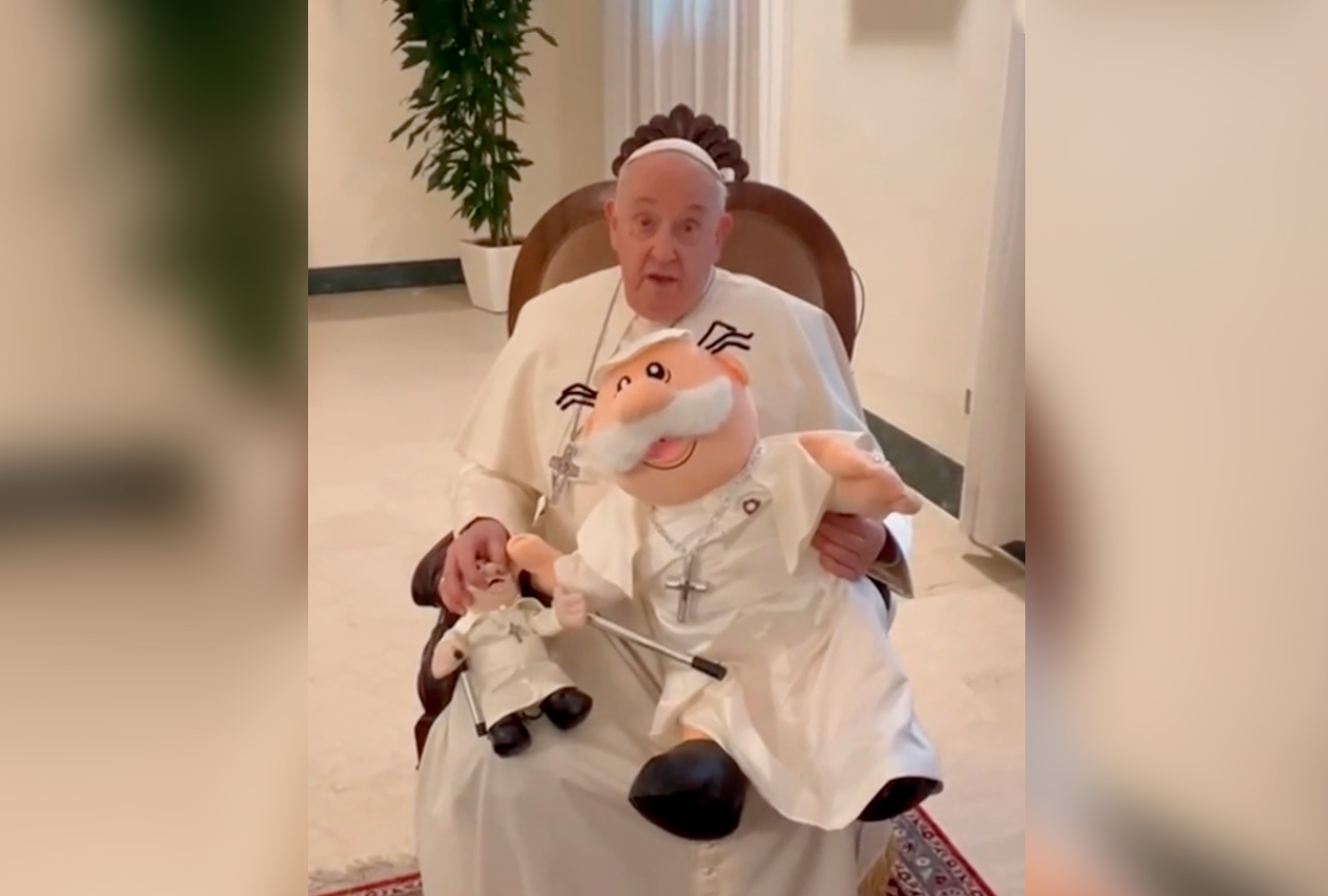 El Papa Francisco con los peluches del Dr. Simi, un gesto de reconocimiento a la labor de CINIA.