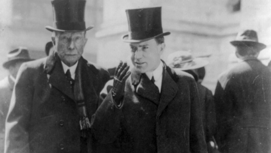 Rockefeller y su hijo John Jr. en 1915 / Imagen: Creative Commons