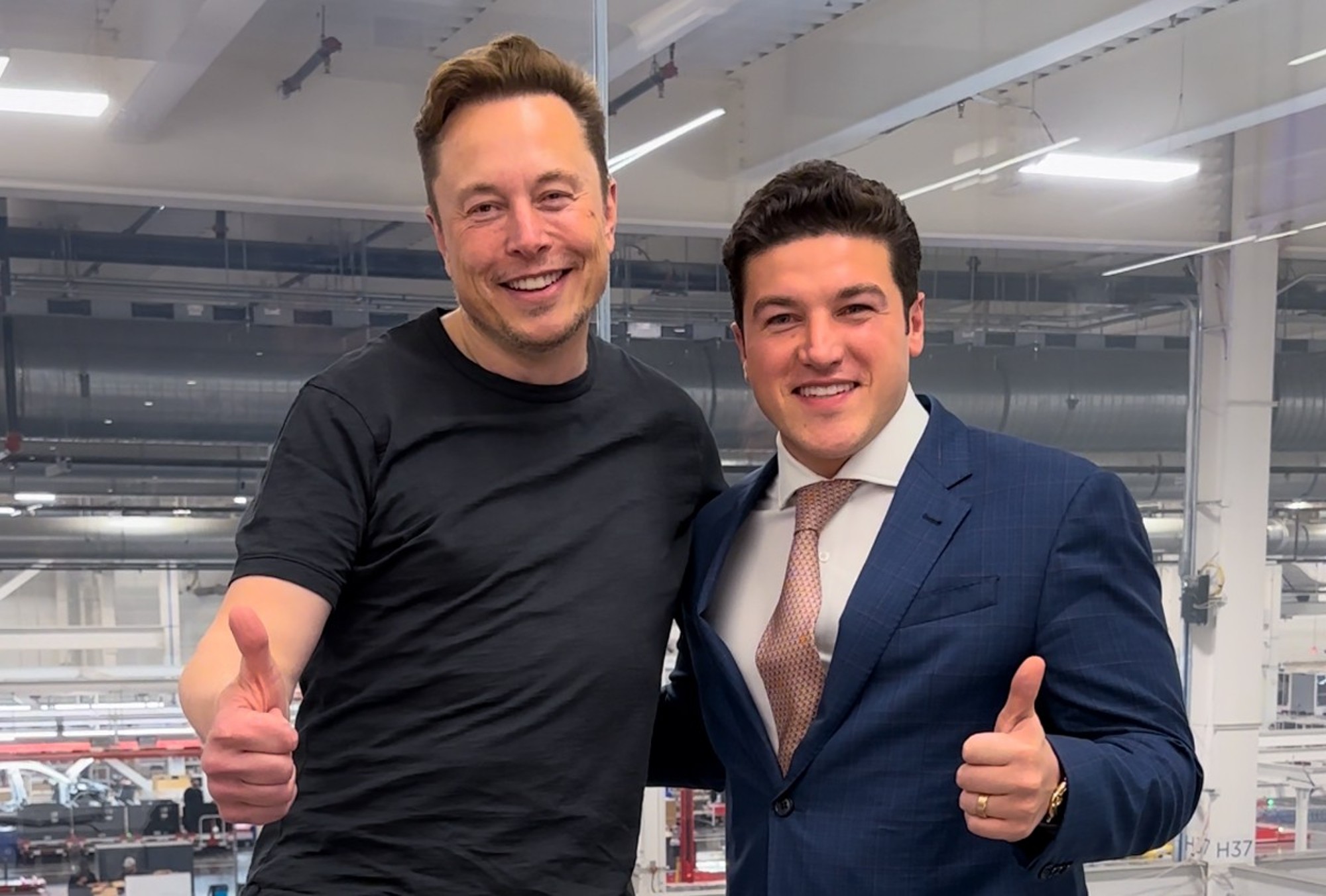 Elon Musk y Samuel García hablando sobre la planta de Tesla en NL.