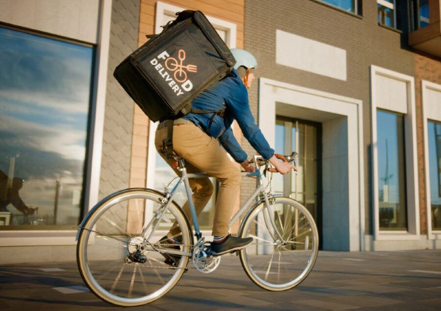 El Q-commerce reduce el impacto ambiental al utilizar vehículos como bicicletas / Imagen: Depositphotos.com
