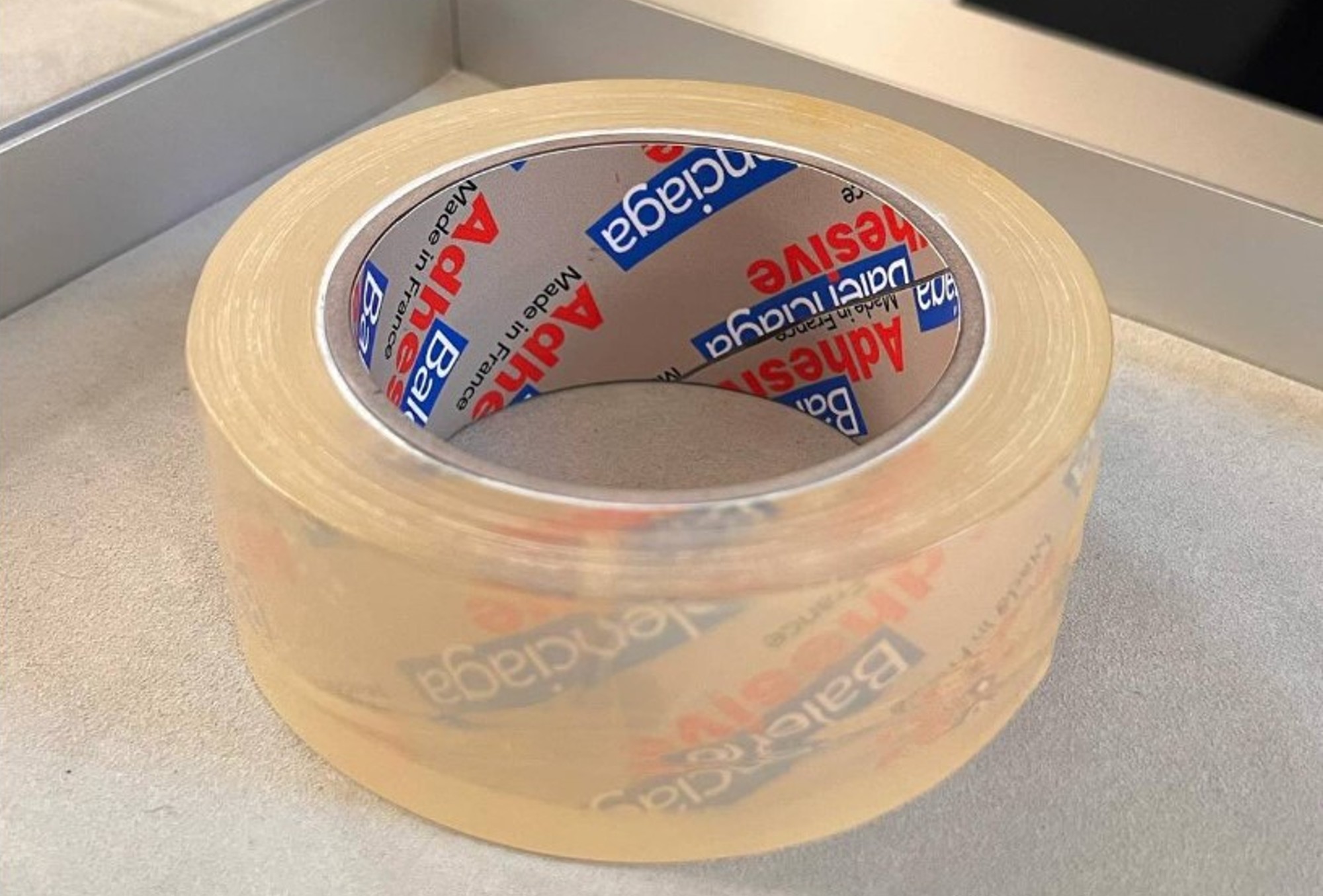 ¿Qué opinaría Cristóbal Balenciaga sobre esta "cinta adhesiva" con su marca?