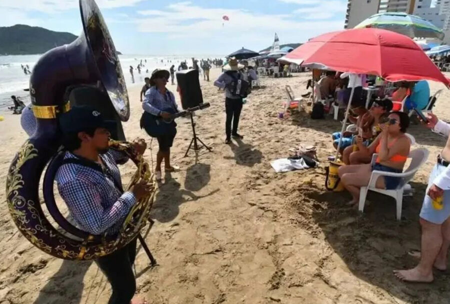 Los habitantes de Mazatlán abogan defienden a la música de banda como parte esencial de su cultura / Imagen: Redes sociales vía Alto Nivel