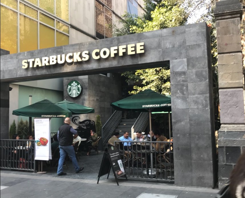 La primera tienda de Starbucks en el país está en Paseo De La Reforma No. 325 / Imagen: The Wandering Reviewer vía Tripadvisor