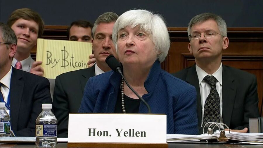 Christian Langalis con la hoja “Buy Bitcoin” detrás de la entonces titular de la Fed, Janet Yellen / Imagen: scarce.city vía Alto Nivel