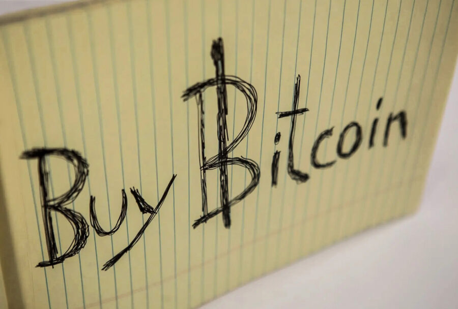 La hoja Buy Bitcoin en su bloc de notas / Imagen: scarce.city vía Alto Nivel