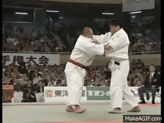 Sasae-Tsurikomi-ashi hecho a un oponente más grade | Imagen: Vía Giphy