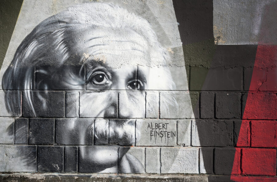 Einstein decía que “La mente es como un paracaídas: sólo funciona si se abre.”  | Imagen: Despositphotos.com
