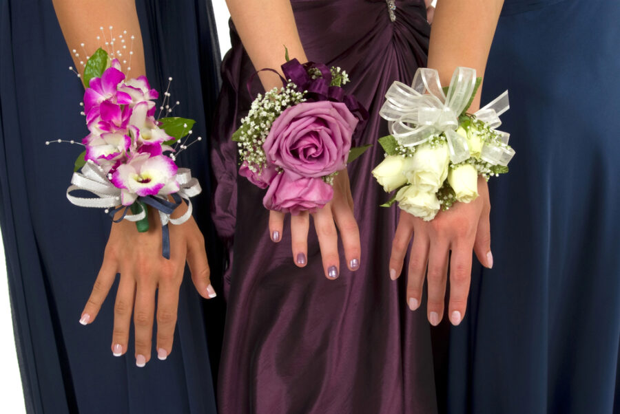 Los corsages florales son típicos de esta temporada | Imagen: Depositphotos.com