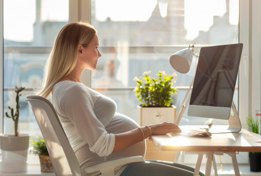 La maternidad transforma la vida profesional | Imagen: Hecho con IA a través de Midjourney