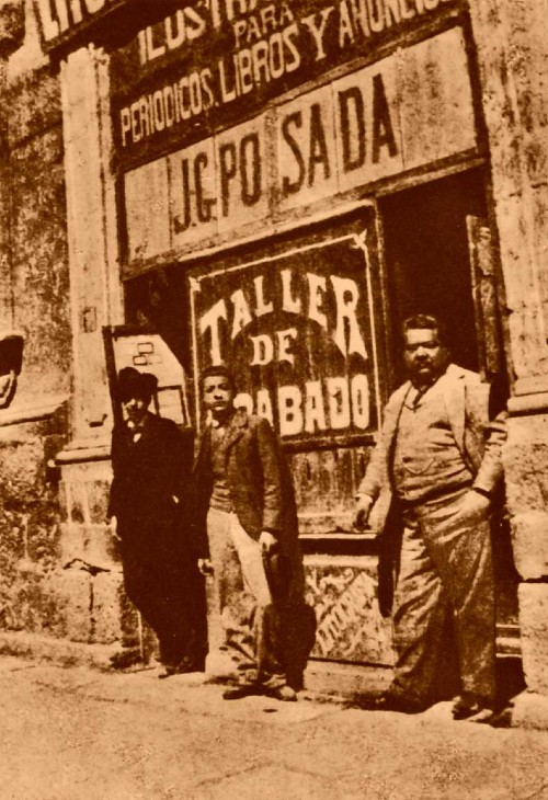 José Guadalupe Posada (extrema derecha) frente a su imprenta, 1900 | Imagen: INBAL