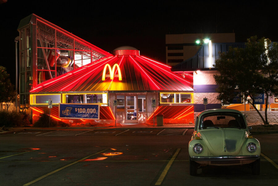 El pueblo incluso tiene un McDonald's en forma de ovni | Imagen: Depositphotos.com