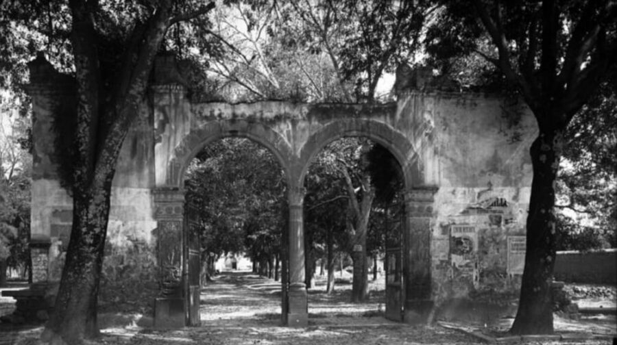 Arcos en la entrada del jardín Centenario hacia 1920, en una fotografía de Francisco Lavillete. | Imagen: INAH / Raíces