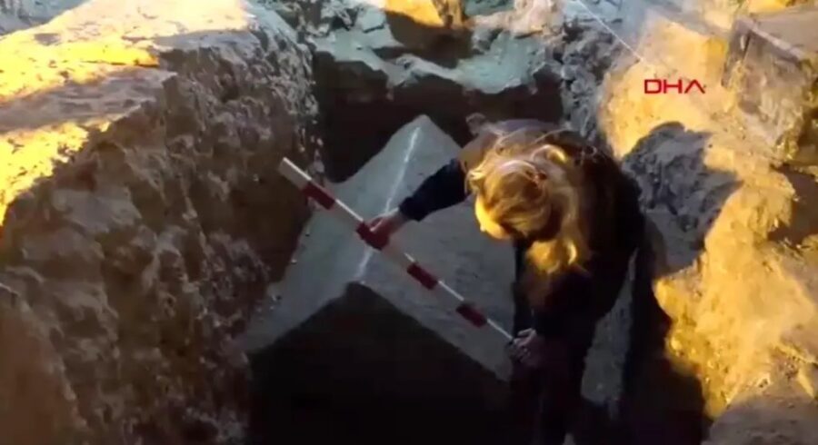 El sarcófago de piedra caliza tiene una tapa inclinada y fue enterrado a unos 3 metros bajo tierra | Imagen: DHA