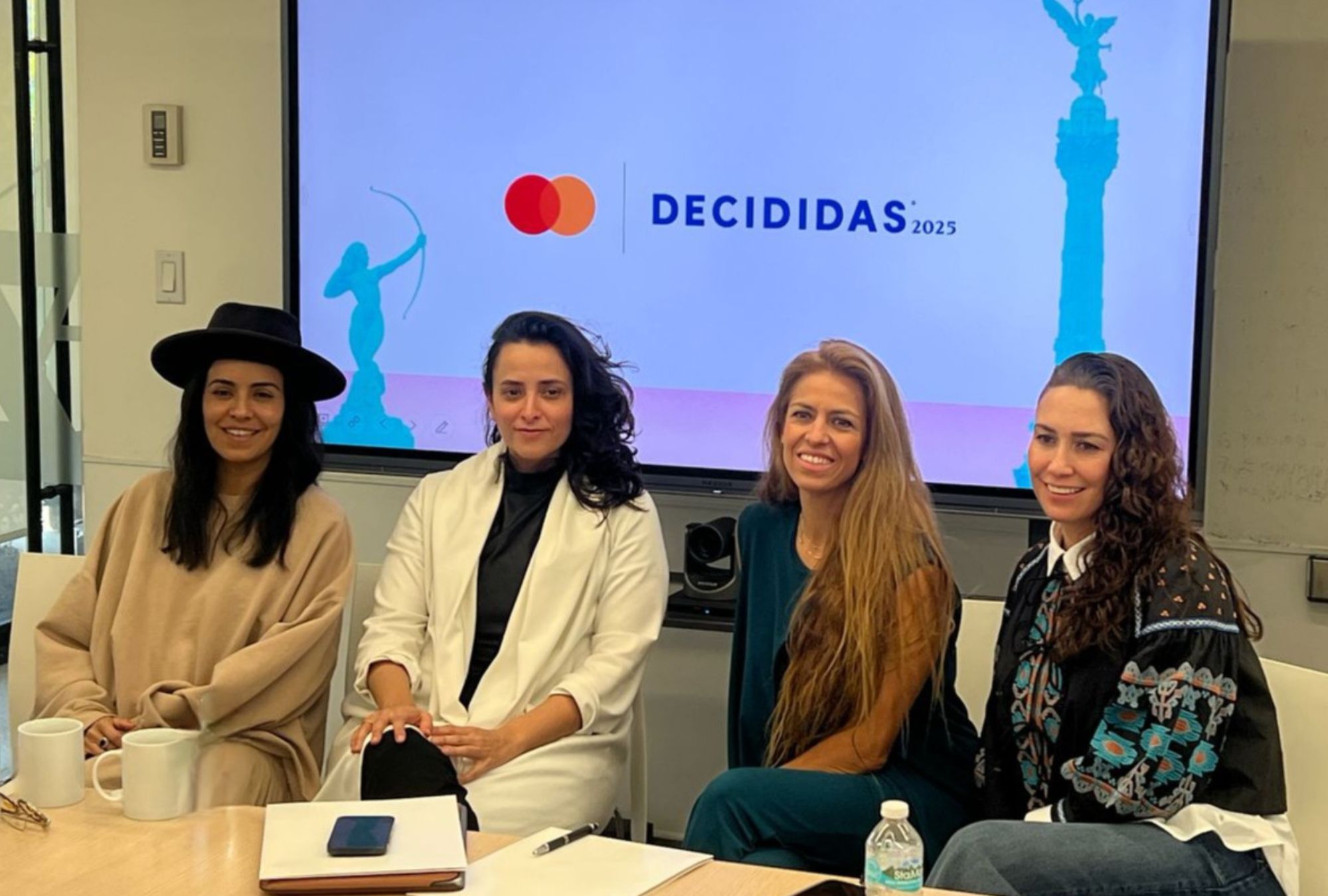 Olga Segura, Bárbara Arredondo Ayala y Karina Ojeda Valle, cofundadoras de Decididas e Isabel Villagómez, Directora de Comunicación de Latinoamérica Norte de Mastercard .