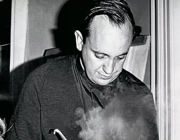 Jorge Mario Bergoglio, sacerdote | Imagen: Vatican News