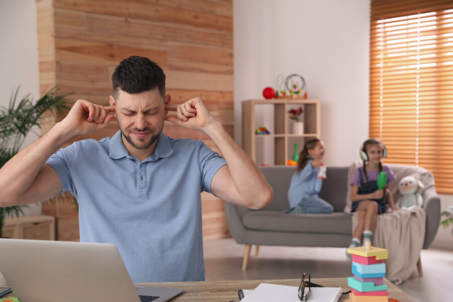 Vecinos ruidosos: cómo solucionar el problema sin entrar en conflicto. | Imagen: Depositphotos.com