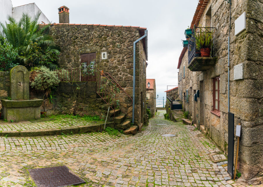 Se usó Monsanto, Portugal, para filmar las calles de Desembarco del Rey en House of the Dragon | Imagen: Depositphotos.com