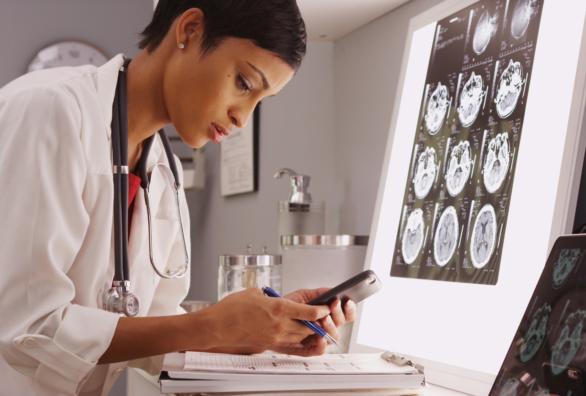 Apagar un rato el celular cambiaría la actividad del cerebro.