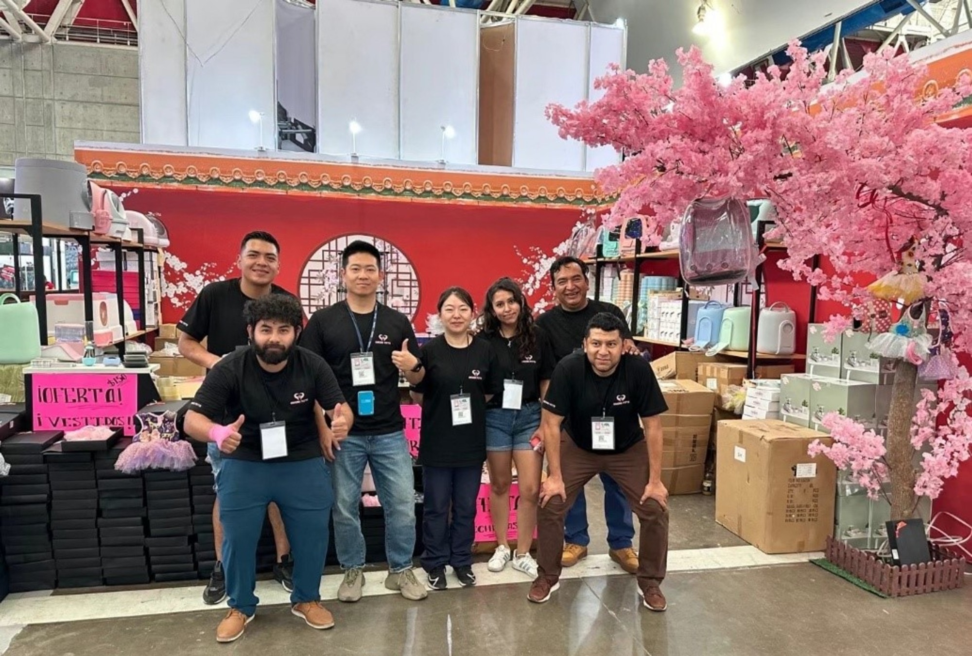 Shi (tercero desde la izquierda) con su equipo Sakura Petto.
