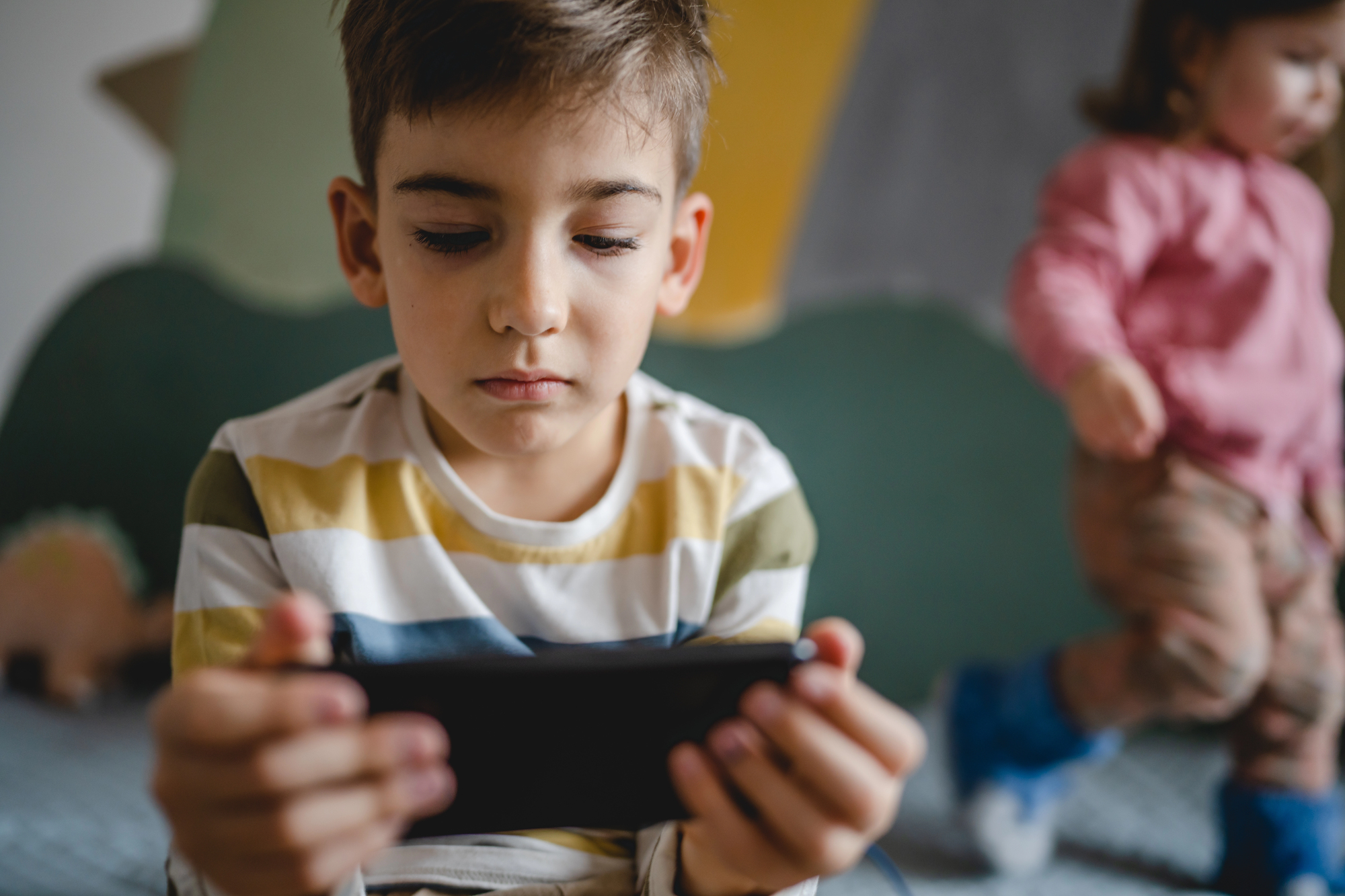 Supervisa los videojuegos móviles que usan tus hijos.