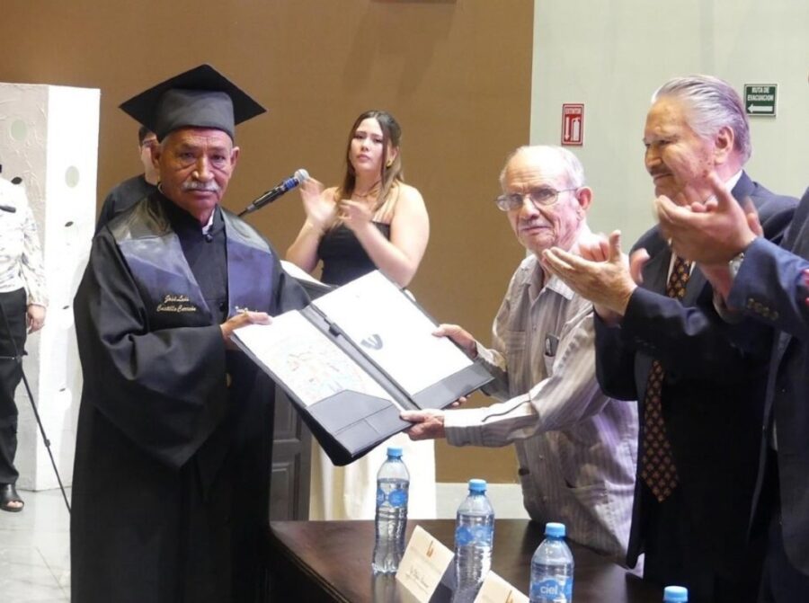 Otorgan Doctorado Honoris Causa al padre de Esmeralda Castillo | |Imagen: Redes Sociales