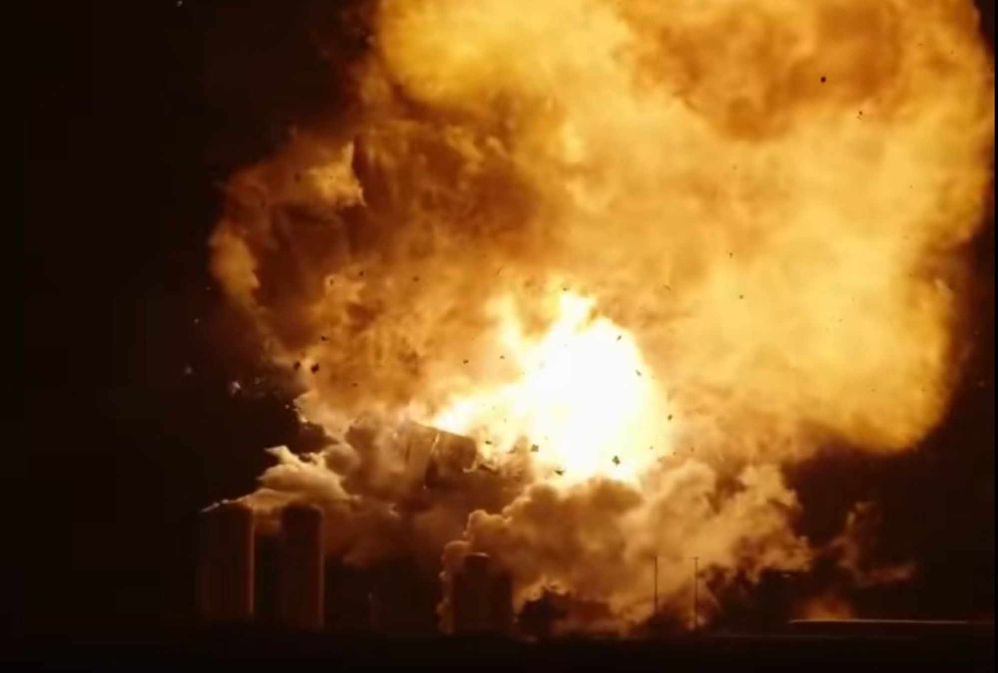 La Starship 36 explota con una bola de fuego.